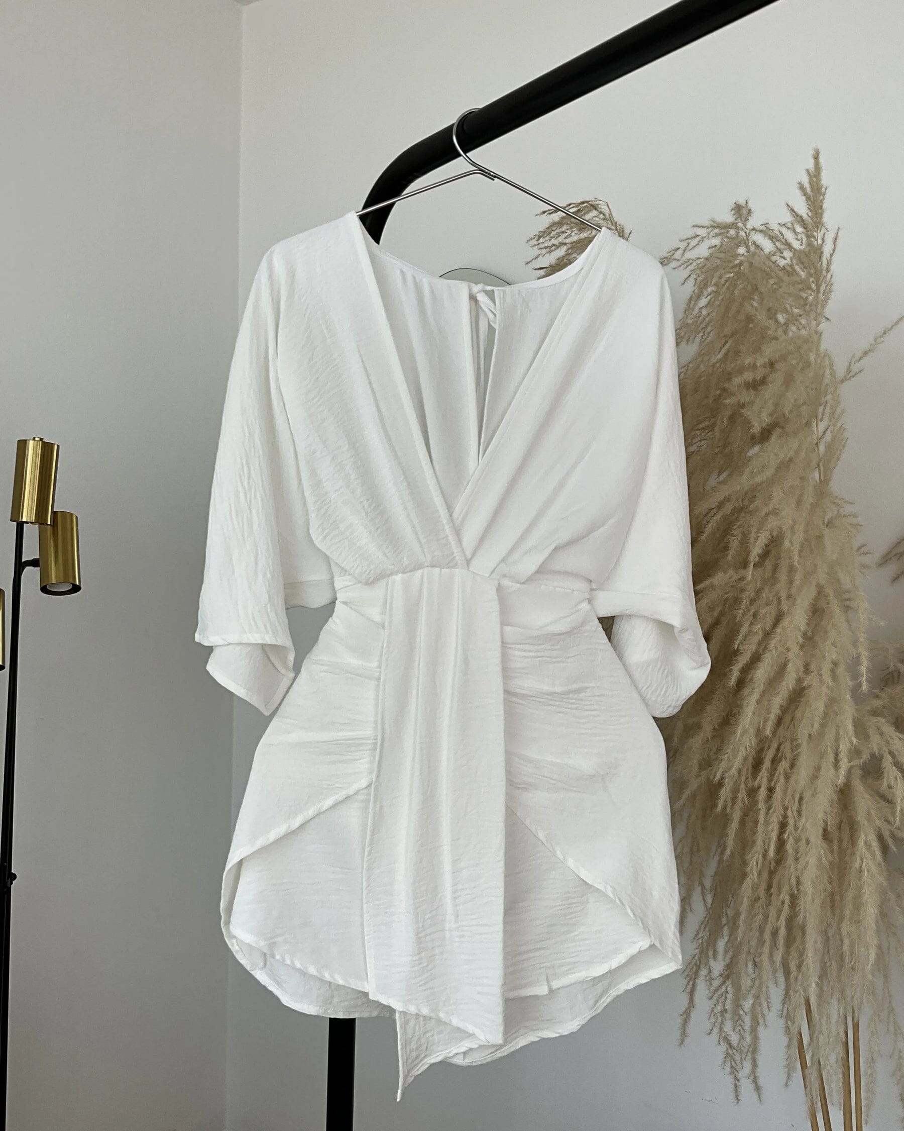 Vestido Caroline Curto com Decote Elegante + Brinde Exclusivo
