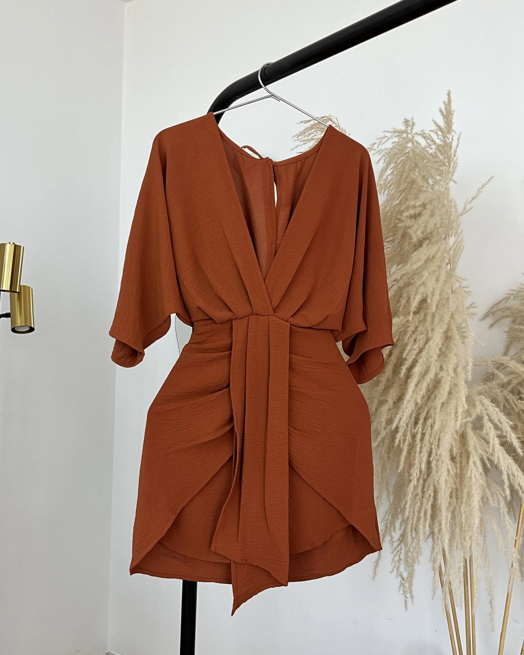 Vestido Caroline Curto com Decote Elegante + Brinde Exclusivo