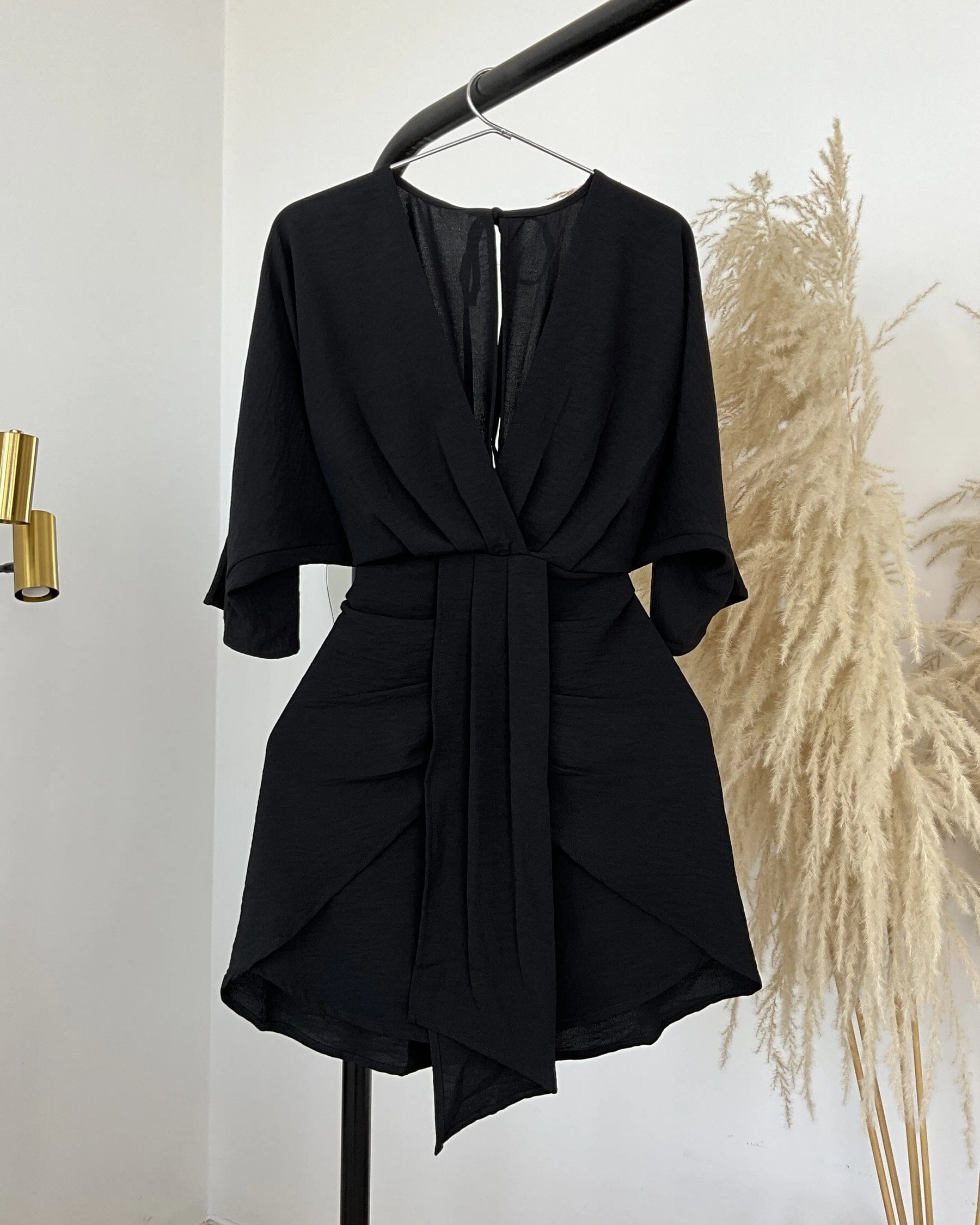 Vestido Caroline Curto com Decote Elegante + Brinde Exclusivo