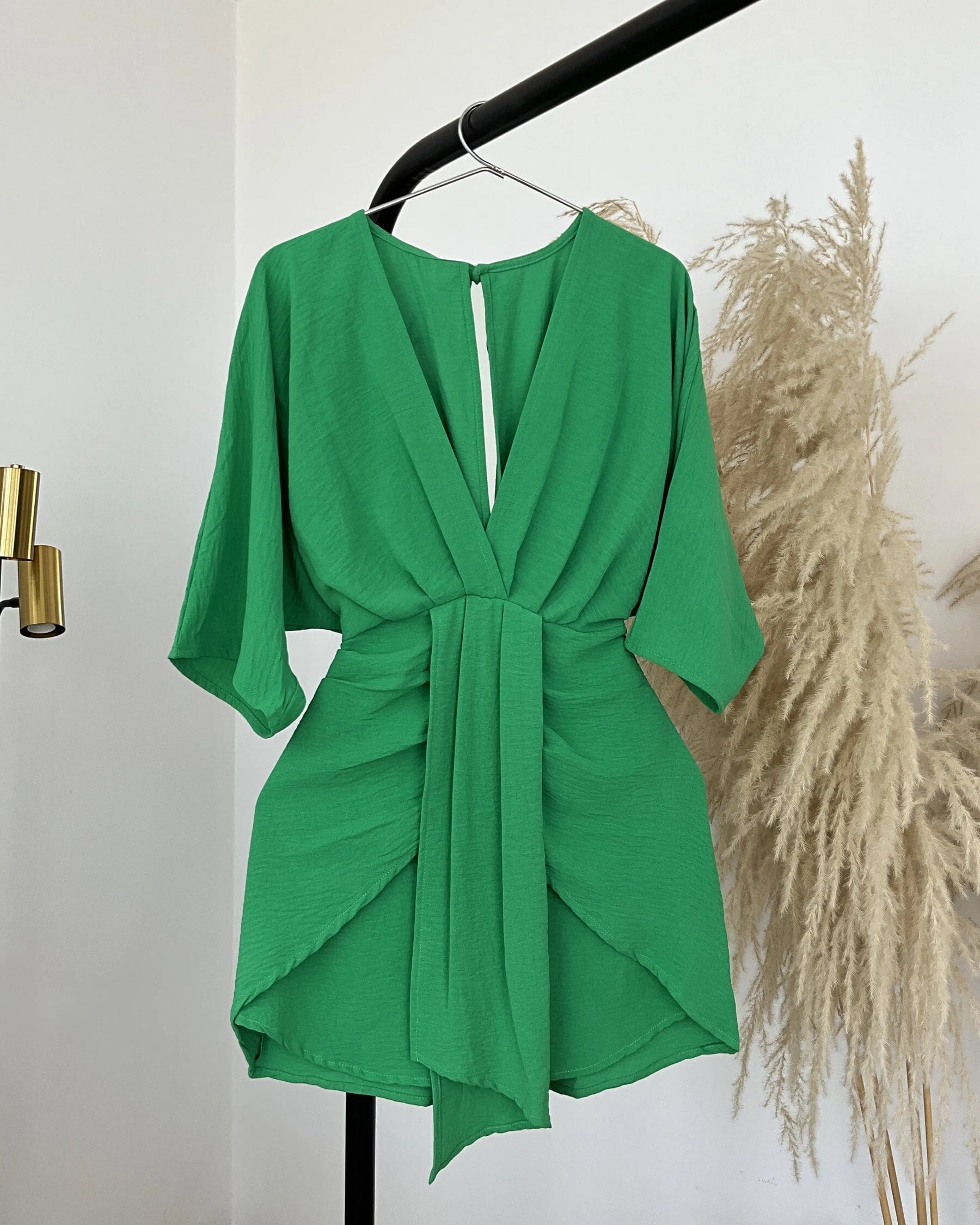 Vestido Caroline Curto com Decote Elegante + Brinde Exclusivo