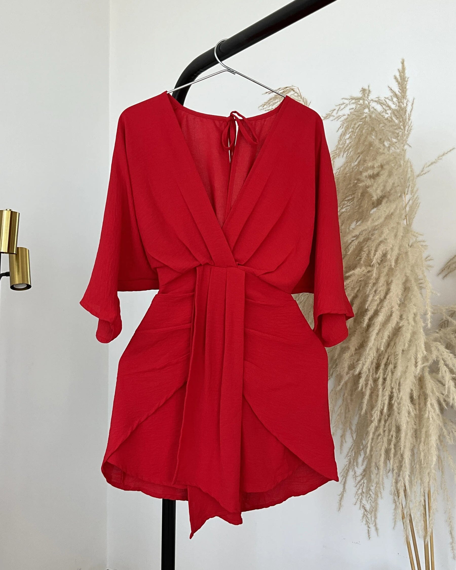 Vestido Caroline Curto com Decote Elegante + Brinde Exclusivo