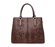 Bolsa Feminina de Couro Charme Urbano
